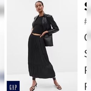 GAP TIERED MIDI DRESS IN BLACK